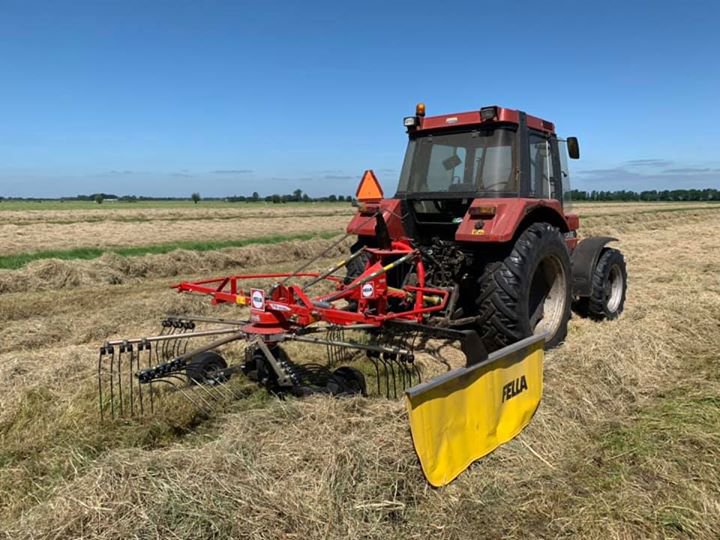 Nieuwe FELLA enkele hark afgeleverd te Goudriaan die vorige week direct in het hooi aan het werk kon
