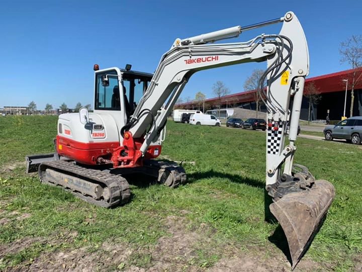 Recent deze nieuwe Takeuchi TB260 rupskraan geleverd aan Loonbedrijf den Boer bv te Goudriaan