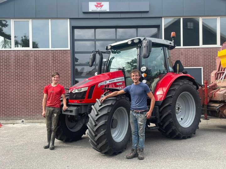 Nieuwe Massey Ferguson 5713S voor Fam. van den Dool uit Langerak