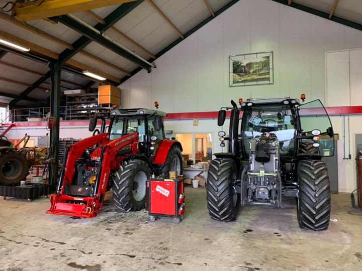 Klaarmaken van nieuw verkochte Massey Ferguson tractoren