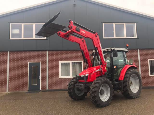 Massey Ferguson 5608 met voorlader voor een melkveebedrijf uit Brandwijk