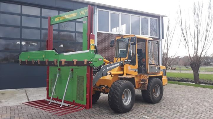 Vandaag afgeleverd, deze nieuwe Strautmann kuilvoersnijder pas gemaakt aan een eerder geleverde Zettelmeyer shovel