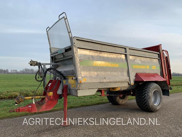 Freschchamp B.V. gaat de champignons van mest voorzien met deze nette Strautmann BE1201 mestverspreider