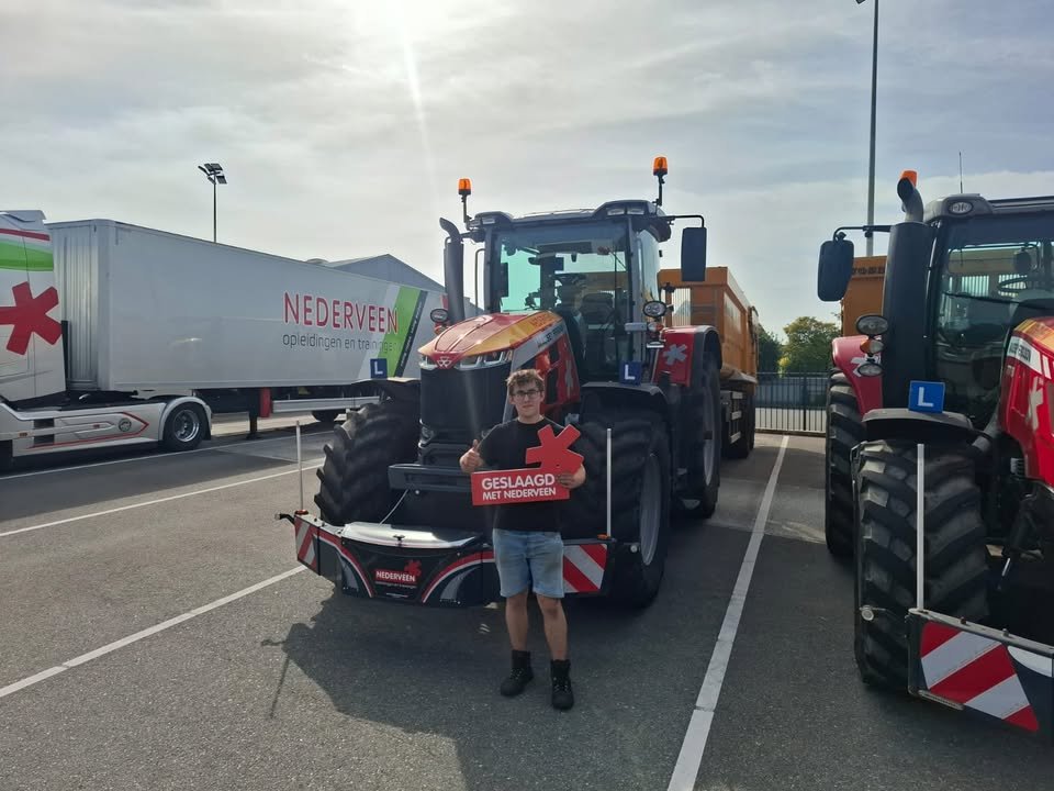 Geslaagd! Onze collega Erik heeft zijn trekkerrijbewijs gehaald! En waar anders wil je de lessen volgen als op de Massey Ferguson van Nederveen opleid